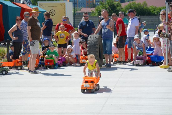 První sraz plastových tatrovek, který se uskutečnil minulou neděli v rámci oslav Dne otců, přilákal na 50 soutěžních týmů.
FOTO: DAVID MACHÁČEK