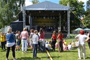 Oslavy Evropského svátku hudby si Kopřivnice minulý pátek užila po delší době bez omezení. Dopoledne patřila koncertní louka v sadu E. Beneše školákům a vystoupením školních kapel a sborů.
FOTO: DAVID MACHÁČEK