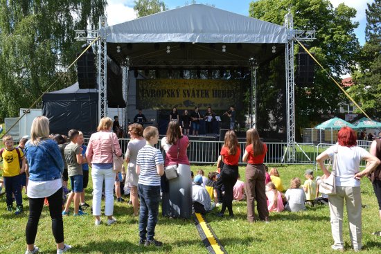 Oslavy Evropského svátku hudby si Kopřivnice minulý pátek užila po delší době bez omezení. Dopoledne patřila koncertní louka v sadu E. Beneše školákům a vystoupením školních kapel a sborů.
FOTO: DAVID MACHÁČEK