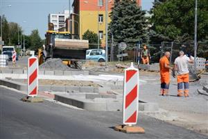 V příštím týdnu už se bude místem stavby nového kruhového objezdu projíždět bez omezení. Práce mají být ukončeny ve středu 29. června.
FOTO: DAVID MACHÁČEK