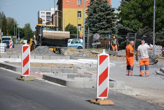 V příštím týdnu už se bude místem stavby nového kruhového objezdu projíždět bez omezení. Práce mají být ukončeny ve středu 29. června.
FOTO: DAVID MACHÁČEK