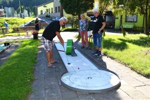 Tradiční seniorská akce – minigolf – přilákala tentokrát jen třicítku zájemců o tuto hru. Tato akce byla poslední před prázdninami.
FOTO: DANA HOĎÁKOVÁ