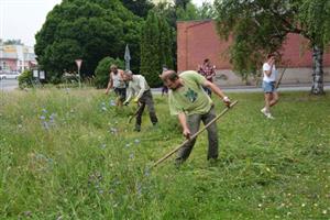 Pracovníci odboru životního prostředí kopřivnické radnice podpořili iniciativu Jaromíra Vrtělky, který prosazuje, aby se louky kosily bez použití motorových sekaček.
FOTO: DANA HOĎÁKOVÁ