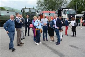 Kopřivnice a automobilka Tatra Trucks hostily v závěru minulého týdne návštěvu stálých zástupců členských států v Radě Evropské unie. Bruselští diplomaté navštívili zkušební polygon i nové Muzeum nákladních automobilů Tatra.
FOTO: DAVID MACHÁČEK