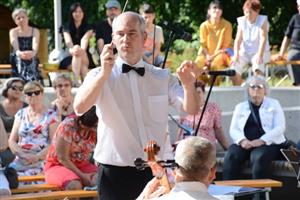 Dirigent Petr Lichnovský řídí Komorní orchestr Kopřivnice při zahajovacím vystoupení série Letních koncertů v parku.
FOTO: DAVID MACHÁČEK