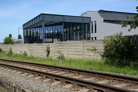 Nevzhledná betonová zeď oddělující železniční trať a prostor s Muzeem nákladních automobilů Tatra a výstavním depozitářem Slovenské strely bude zbourána.
FOTO: DAVID MACHÁČEK
