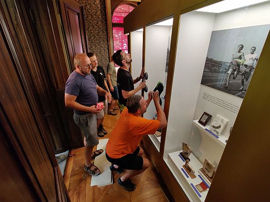 Pracovníci společnosti Art Consultancy s autorem expozice Tomášem Skalíkem při zasklívání jedné z vitrín nové expozice Emila a Dany Zátopkových.
FOTO: DAVID MACHÁČEK

