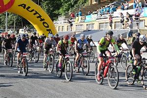 Mnohým účastníkům Drtiče hromadný start během dvou ročníků, které se jely individuálně, chyběl. Letos si jej mohli užít naplno.
FOTO: KRISTINA ČABLOVÁ
