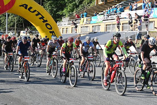 Mnohým účastníkům Drtiče hromadný start během dvou ročníků, které se jely individuálně, chyběl. Letos si jej mohli užít naplno.
FOTO: KRISTINA ČABLOVÁ
