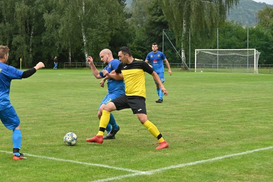 Lukáš Polášek (v popředí) byl jediným skórujícím hráčem vlčovického mužstva, k jedné brance i přes několik příležitostí další nepřidal.
FOTO: KRISTINA ČABLOVÁ