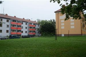 V prostoru s dávno zaniklým volejbalovým hřištěm na rohu ulic Zdeňka Buriana a Javorové má za měsíc začít růst parkoviště s kapacitou 24 míst.
FOTO: DAVID MACHÁČEK