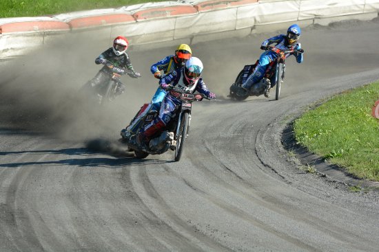 Odchovanec kopřivnické ploché dráhy Jan Macek (v popředí) opět po pauze osedlal závodní stroj a na domácí dráze obsadil třetí místo.
FOTO: DAVID MACHÁČEK