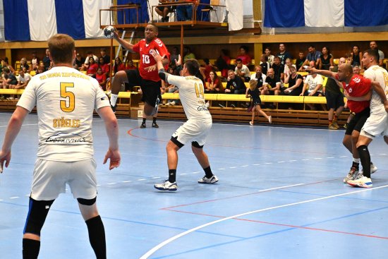 Kopřivničtí házenkáři se v minulém týdnu dvakrát utkali s reprezentací Portorika. Zatímco s karibským soupeřem si poměrně hladce poradili, v sobotu je čeká tvrdší oříšek v podobě ligového startu proti Prešovu. 
FOTO: DAVID MACHÁČEK
