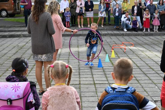 Absolvováním symbolické překážkové dráhy a skokem přes obruč vstupovali do základní školy prvňáčci ze ZŠ 17. listopadu.
FOTO: DAVID MACHÁČEK