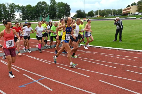Na start premiérového ročníku Zátopkovy desítky se v netradičním středečním termínu postavilo 51 kondičních běžců. 
FOTO: DAVID MACHÁČEK