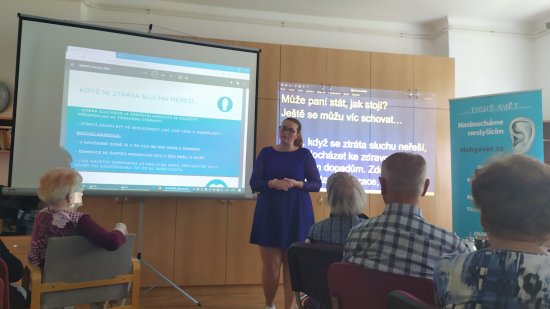 Beseda s názvem Jak nezůstat v tichu ukázala seniorům několik tipů, jak si pomoci, aby správně slyšeli a rozuměli při komunikaci se svým okolím.
FOTO: PAVLA ŽÁČKOVÁ