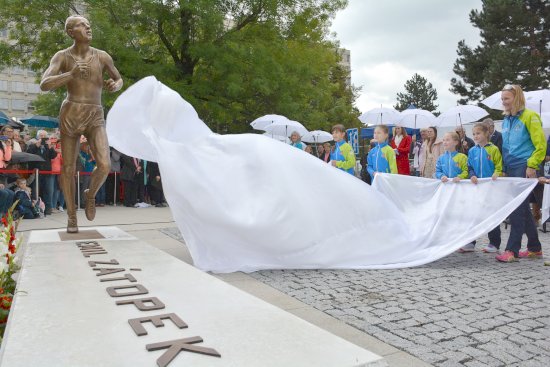 V pátek 16. září krátce před půl pátou odpoledne byla slavnostně odhalena socha Emila Zátopka v centru města. Čestný úkol poprvé ukázat sochu veřejnosti připadl malým atletkám z klubu nesoucího Zátopkovo jméno.
FOTO: DAVID MACHÁČEK