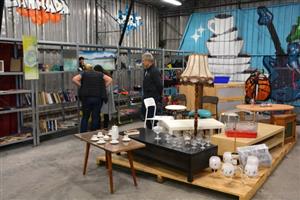 Re-use centrum v jedné z hal sběrného dvora na ulici Panské je už týden v provozu. Lidé zatím o jeho služby jeví nemalý zájem.
FOTO: DAVID MACHÁČEK