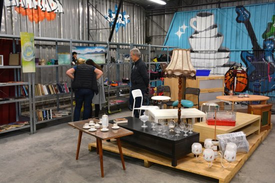 Re-use centrum v jedné z hal sběrného dvora na ulici Panské je už týden v provozu. Lidé zatím o jeho služby jeví nemalý zájem.
FOTO: DAVID MACHÁČEK