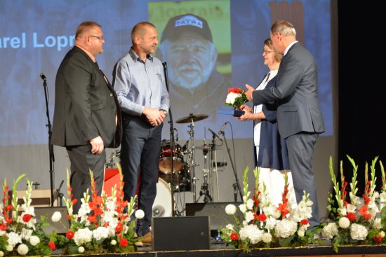 V úvodu oceňování sportovních osobností došlo na předání titulu Významná osobnost města Karlu Lopraisovi. Převzala jej vdova po slavném závodníkovi Danuše Lopraisová a jejich synové.