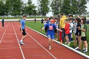Finišman (v popředí) vítězné štafety ZŠ Emila Zátopka při běhu na deset kilometrů.
FOTO: LUKÁŠ BUKOVJAN