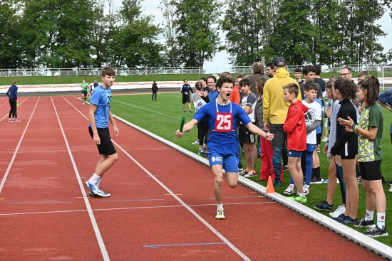 Finišman (v popředí) vítězné štafety ZŠ Emila Zátopka při běhu na deset kilometrů.
FOTO: LUKÁŠ BUKOVJAN