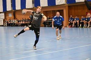 Kopřivnický házenkář Martin Střelec při exekuci sedmimetrového hodu v druhém poločase.
FOTO: LUKÁŠ BUKOVJAN