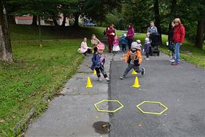 V rámci Veselé olympiády plnily děti osm disciplín. Většina se zapojila do výzvy uběhnout společně Zátopkův ‘maraton’, což se podařilo.
FOTO: D. HOĎÁKOVÁ
