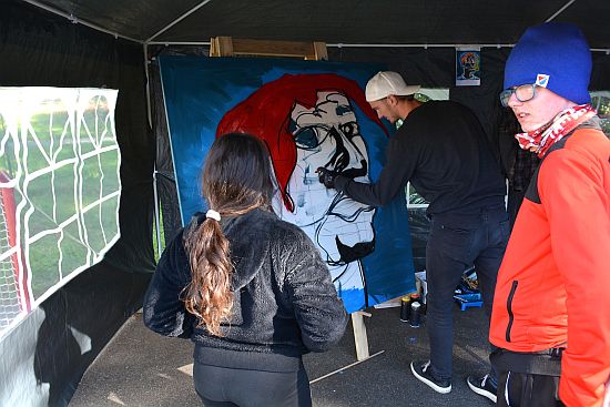 V rámci Kamarádského festiválku vznikla streetartová malba, která bude zdobit interiér nízkoprahového Klubu Kamarád.
FOTO: DAVID MACHÁČEK
