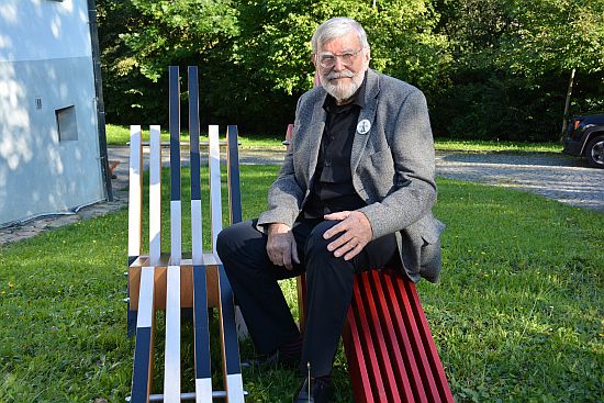 Novojičínský sochař Jan Zemánek aktuálně vystavuje své objekty nejen v prostorách Muzea Fojtství, ale i v jeho předprostoru. 
FOTO: DAVID MACHÁČEK
