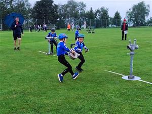 Družstvo mladších žáků z Mniší zaběhlo štafetu požárních dvojic v čase 64,87 s a závod vyhrálo. Podařilo se mu stejně jako starším obhájit loňské prvenství.
FOTO: SVATOPLUK HOLUB
