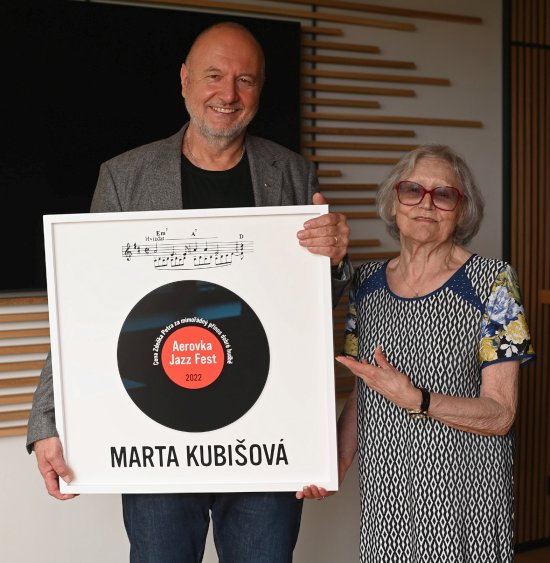 Cenu Zdeňka Petra za mimořádný přínos dobré hudbě převzala už v předstihu zpěvačka Marta Kubišová, kterou připomene úvodní koncert Aerovka Jazz Festu.
FOTO: KAMILA VONDROVÁ