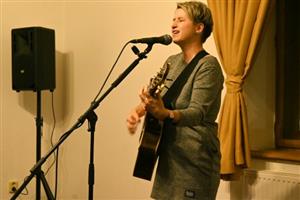 Lucie Redlová na koncertě v kopřivnické Vile Machů hrála nejen skladby ze své aktuální desky Lidová Redlová.
FOTO: DAVID MACHÁČEK