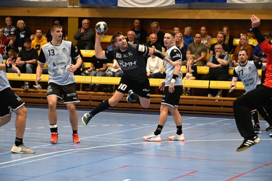 Kopřivničtí házenkáři nastříleli do brány Lovosic 30 branek, soupeř ovšem dominoval jak v obraně, tak v útoku a Kopřivnici porazil o devět gólů.
FOTO: DAVID MACHÁČEK