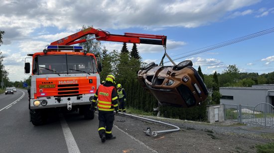 K vážné dopravní nehodě vyjížděli kopřivničtí dobrovolní hasiči 22. května do Lubiny, kde auto narazilo do sloupu veřejného osvětlení.
FOTO: DAVID MACHÁČEK