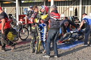 Jezdci reprezentující plochou dráhu Slaný oslavují svůj triumf v mistrovství republiky dvojic, kterého dosáhli v sobotu 8. října na kopřivnickém oválu.
FOTO: DAVID MACHÁČEK