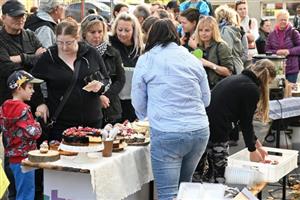 Nabídka dvou desítek amatérských restaurací přivedla minulou neděli do sadu E. Beneše na podzimní Restaurant Day stovky lidí.
FOTO: DAVID MACHÁČEK