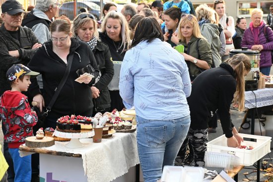 Nabídka dvou desítek amatérských restaurací přivedla minulou neděli do sadu E. Beneše na podzimní Restaurant Day stovky lidí.
FOTO: DAVID MACHÁČEK