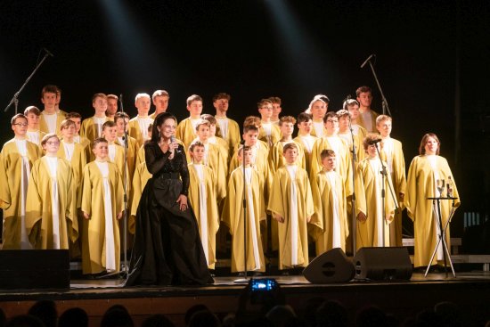 Zpěvačku Lucii Bílou při vystoupení v Kopřivnici doprovázel nejen klavírista Petr Malásek, ale i královéhradecký chlapecký sbor Boni Pueri.
FOTO: DAVID MACHÁČEK
