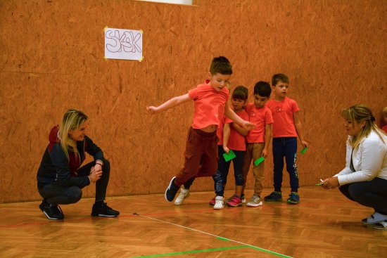 Žáci základních škol a děti z mateřinek si ve čtvrtek vyzkoušeli disciplíny Sazka olympijského víceboje. V odpoledních hodinách patřila tělocvična rodinám.
FOTO: KATEŘINA HOLUBOVÁ