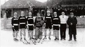 Dobová fotografie zakládajících členů. První družstvo  SK Kopřivnice, zleva Maralík, Stařík, Moudrý, J. Chalupa, Huňáček, Wolowitz, Gilar, Děrda.
FOTO: ARCHIV HC KOPŘIVNICE