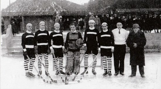 Dobová fotografie zakládajících členů. První družstvo  SK Kopřivnice, zleva Maralík, Stařík, Moudrý, J. Chalupa, Huňáček, Wolowitz, Gilar, Děrda.
FOTO: ARCHIV HC KOPŘIVNICE