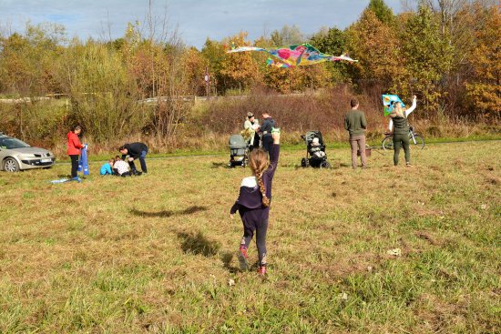 Tradiční Drakiáda přilákala do prostoru u kynologického cvičiště mnoho lidí, kteří si společně s dětmi užili slunečné odpoledne.
FOTO: DANA HOĎÁKOVÁ