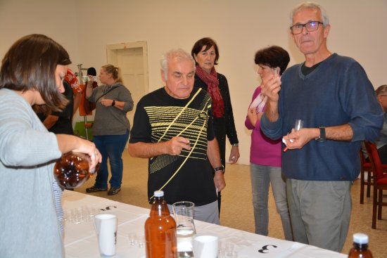 Čtyři desítky zájemců koštovaly na 2. ročníku Vlčovjanského páleníčka 13 vzorků domácí pálenky. Nejčastěji šlo o slivovici.
FOTO: DANA HOĎÁKOVÁ