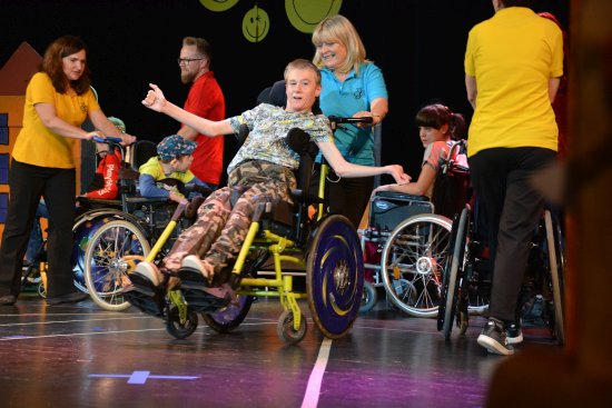 Pětadvacátý ročník přehlídky zpěvu, tance a dramatické tvorby Motýlek nesl podtitul Motýlek s úsměvem. Hlavní, skoro pět hodin trvající program nabídl bezmála tři desítky představení nejen dětí se zdravotním handicapem.
FOTO: DAVID MACHÁČEK