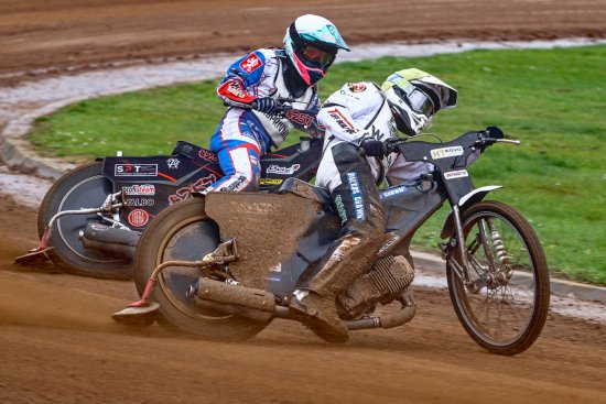 Kopřivničtí jezdci Hynek Štichauer (v popředí) a Jan Macek na dráze v Pardubicích při jedné z rozjížděk posledního kola I. ligy družstev.
FOTO: VOJTĚCH ZAVŘEL