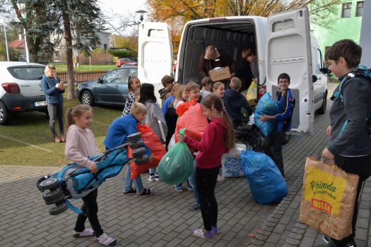 V Lubině minulý týden proběhla tradiční sbírka pro potřebné. Sbírku spolupořádá škola s Adrou Frýdek-Místek. 
FOTO: DANA HOĎÁKOVÁ
