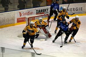 Hokejisté Kopřivnice (světlejší dresy) v tomto utkání 14. kola proti Havířovu protáhli sérii výher na pět v řadě.
FOTO: MAREK HAVRAN
