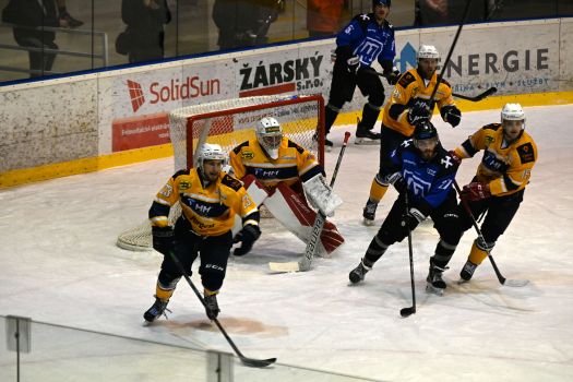 Hokejisté Kopřivnice (světlejší dresy) v tomto utkání 14. kola proti Havířovu protáhli sérii výher na pět v řadě.
FOTO: MAREK HAVRAN
