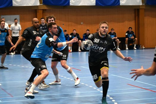 Házenkáři Kopřivnice (tmavší dresy) v tomto utkání čtvrtfinále poháru nevyužili výhodu domácího prostředí. Nepomohlo ani šest gólů Marka Bukovského (s míčem).
FOTO: MAREK HAVRAN
